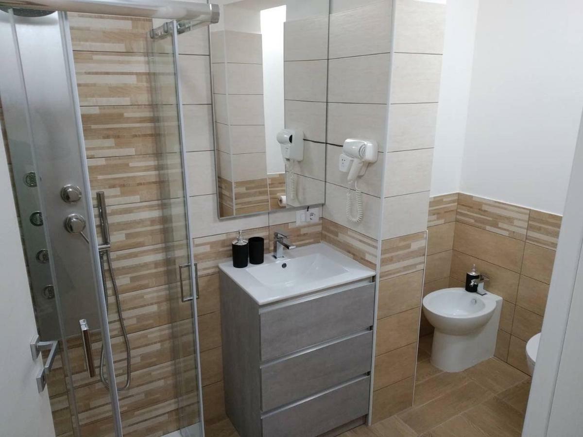 Oristano 5 Pers Appartamento Bagian luar foto